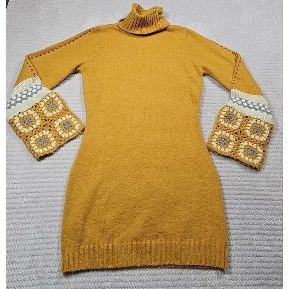 Lulus Dresses & Skirts - Lulus Sweater Dress Womens Small Turtle Neck Crochet Knit Slit Sleeve